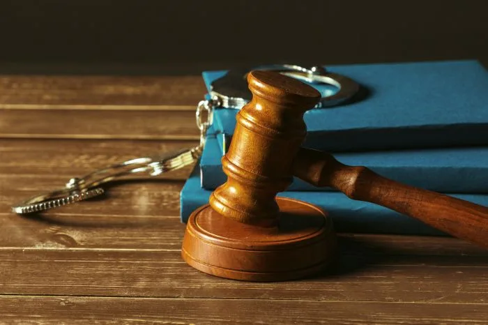 Адвокат по должностным преступлениям — ЮК «Давыдов и Партнеры»